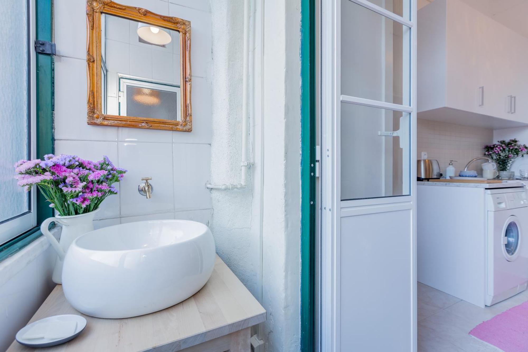 Spacious, Bright And Sunny Apartment, By Timecooler Lisboa Eksteriør billede